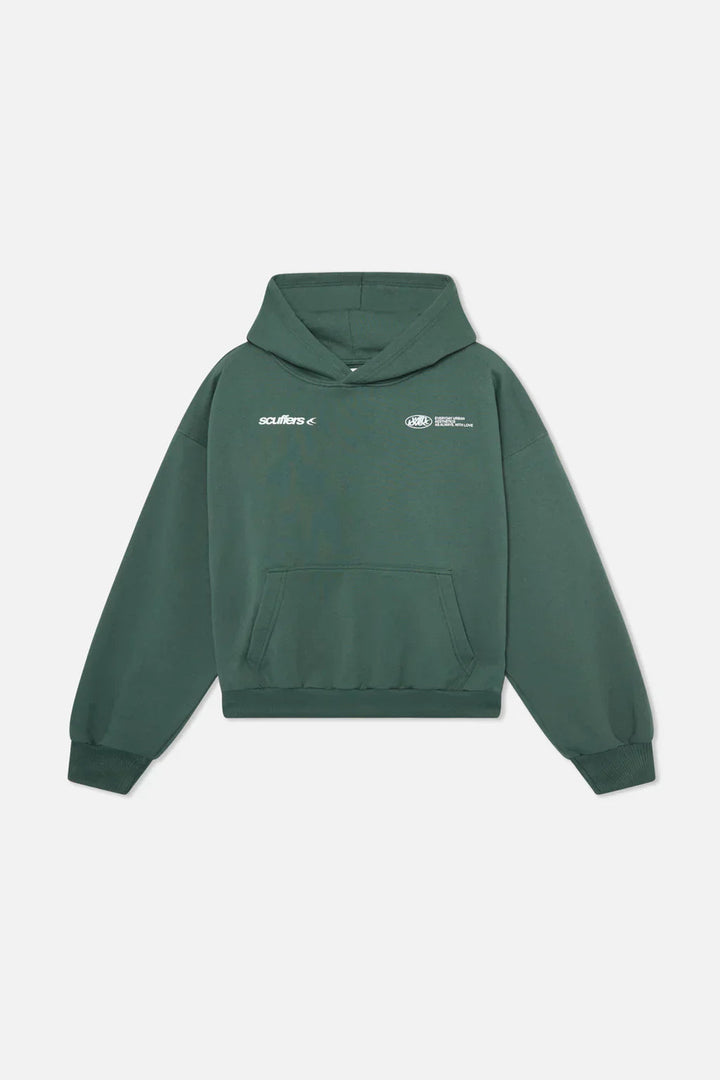 Dunkelgrüner Oversized Damen-Hoodie mit Kapuze, Kängurutasche und weißem Logo-Print auf der Brust.