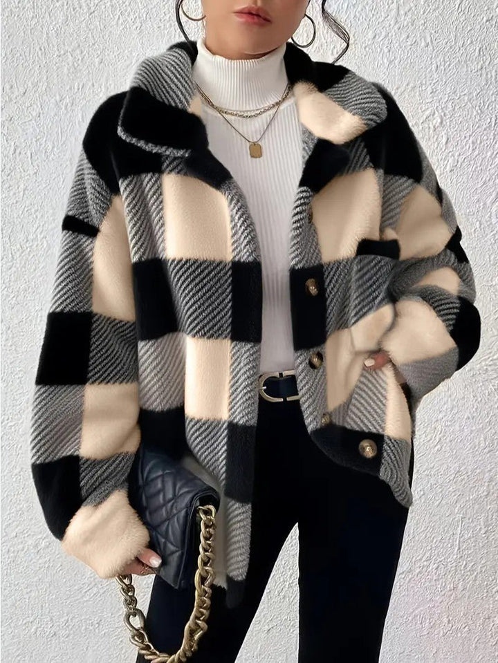 Kuschelige Annika Teddy-Jacke mit schwarz-beigem Karomuster, Umlegekragen und Knopfleiste für einen stilvollen Winter-Look.