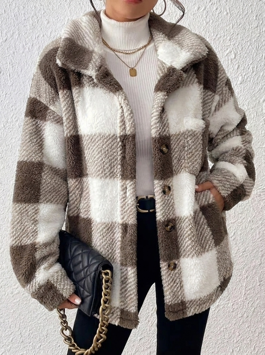 Kuschelige, braun-weiß karierte Teddy-Jacke mit Kragen und Knopfleiste für einen stilvollen Winter-Look.