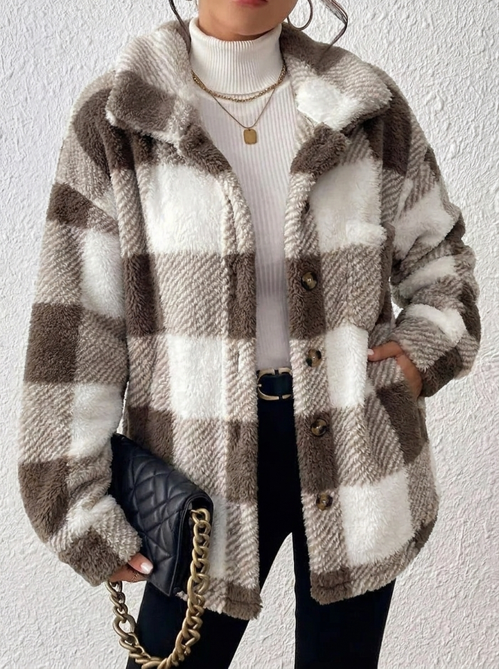 Kuschelige, braun-weiß karierte Teddy-Jacke mit Kragen und Knopfleiste für einen stilvollen Winter-Look.