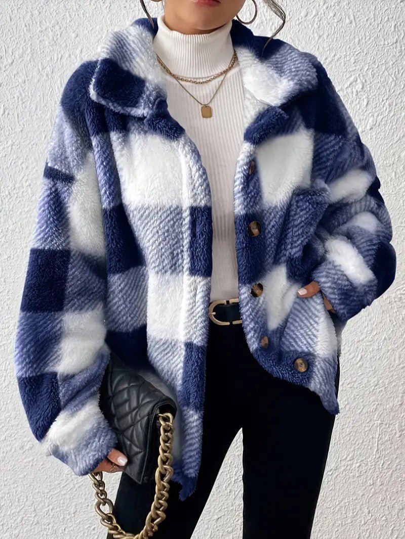 Kuschelige Annika Teddy-Jacke in Blau-Weiß mit Karomuster, Umlegekragen und Knopfleiste für einen stylischen Winter-Look.