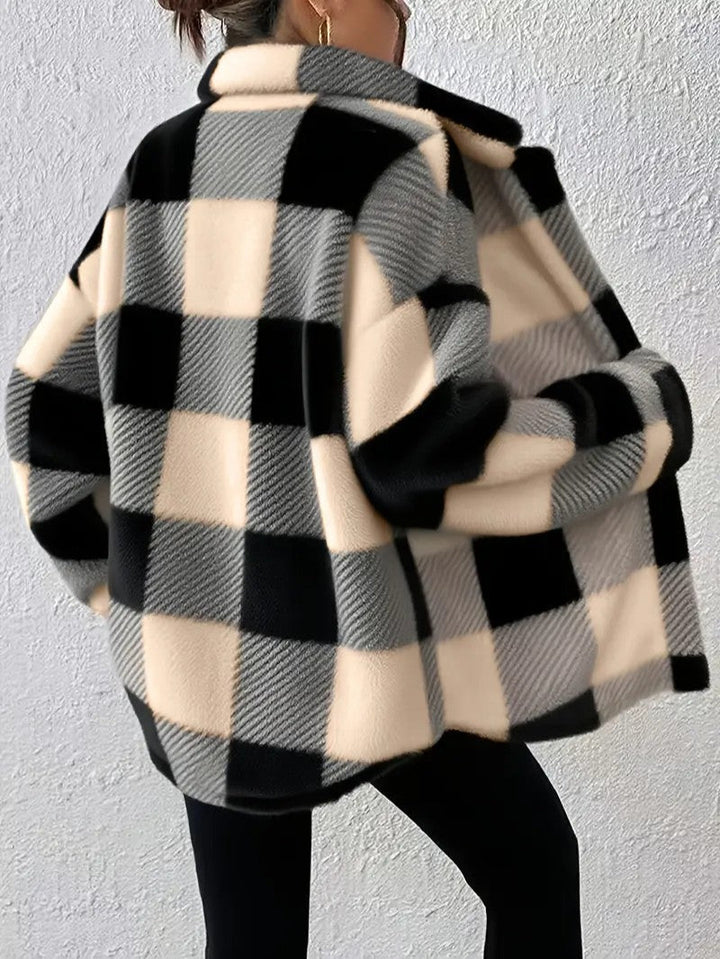 Kuschelige Annika Teddy-Jacke mit schwarz-weißem Karomuster, Umlegekragen und weichem Material für den perfekten Winter-Look.