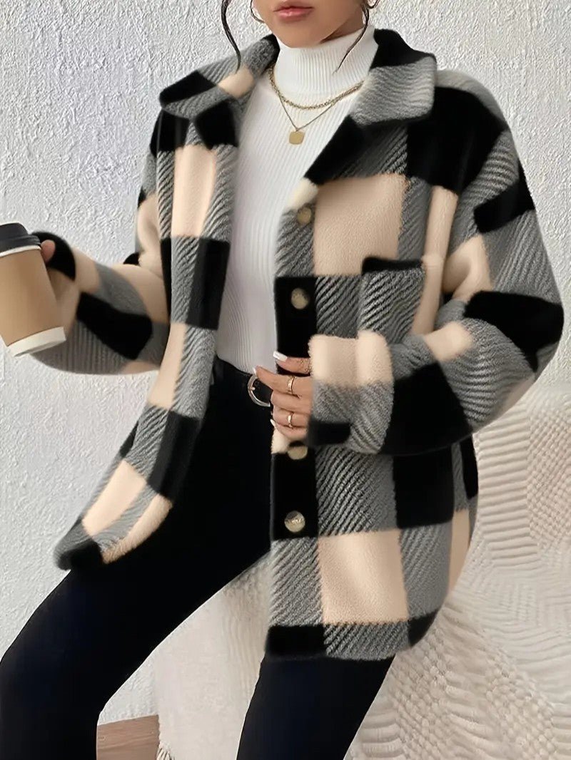 Kuschelige, karierte Teddy-Jacke Annika in Beige und Schwarz mit Kragen, Knopfleiste und aufgesetzten Taschen.