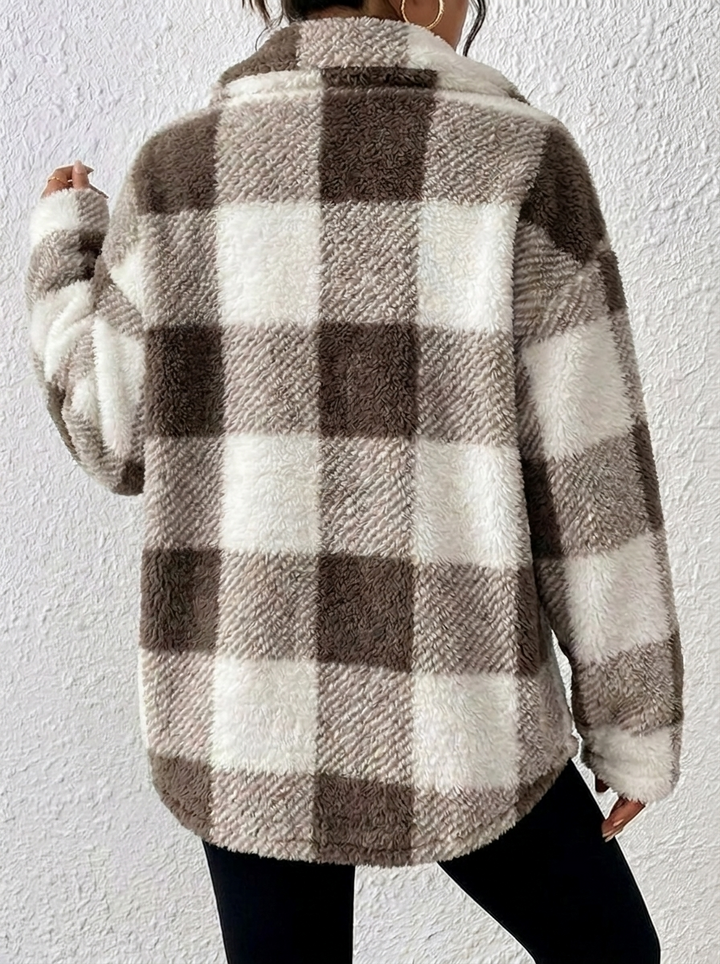 Kuschelige Annika Teddy-Jacke in braun-weißem Karomuster mit umlegbarem Kragen für einen gemütlichen Winter-Look.