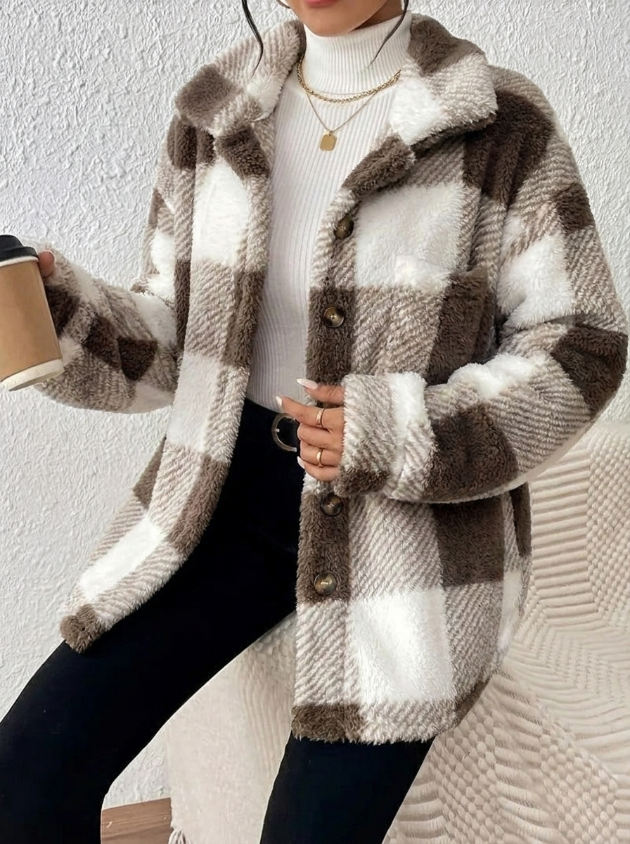 Kuschelige Annika Teddy-Jacke in braun-weißem Karomuster mit Kragen und Knopfleiste für einen lässigen Winter-Look.