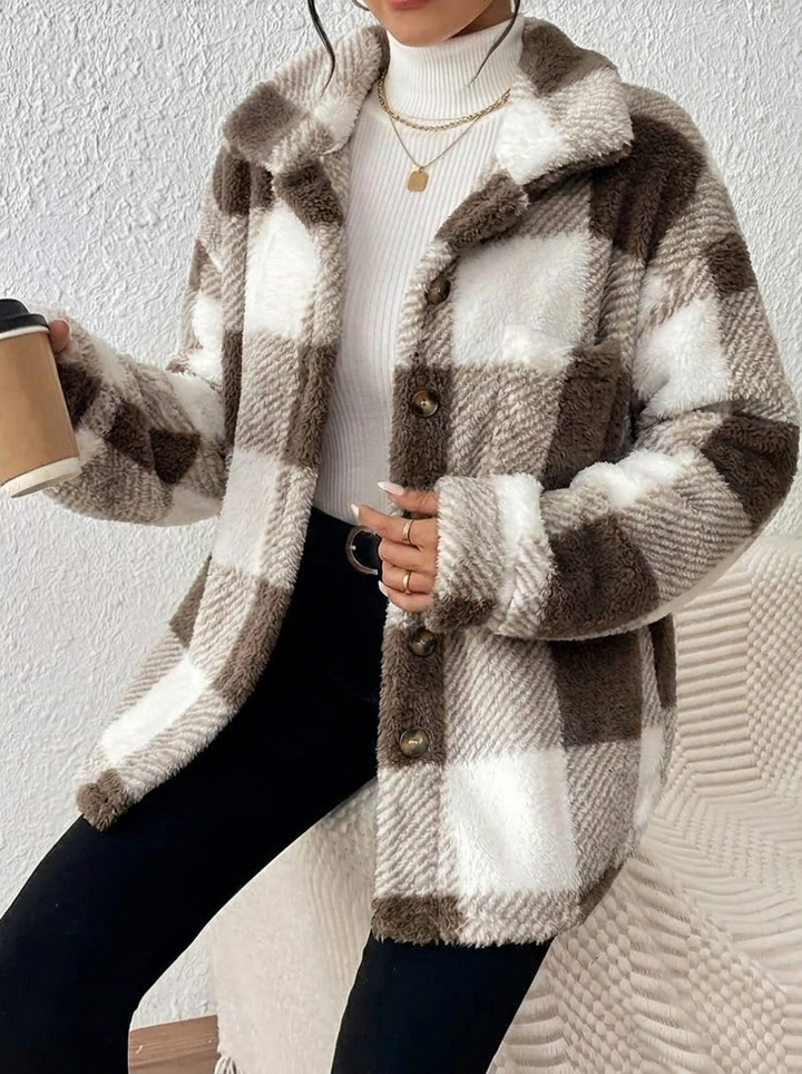 Kuschelige Annika Teddy-Jacke in braun-weißem Karomuster mit Kragen und Knopfleiste für einen lässigen Winter-Look.