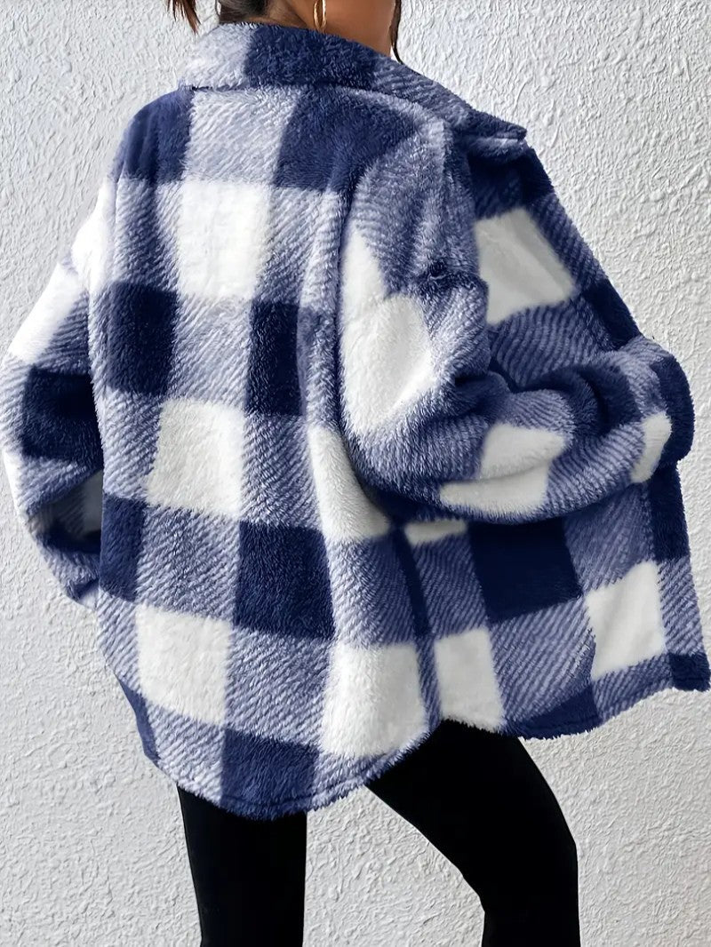 Kuschelige Annika Teddy-Jacke in blau-weißem Karomuster mit umlegbarem Kragen für einen lässigen Winter-Look.