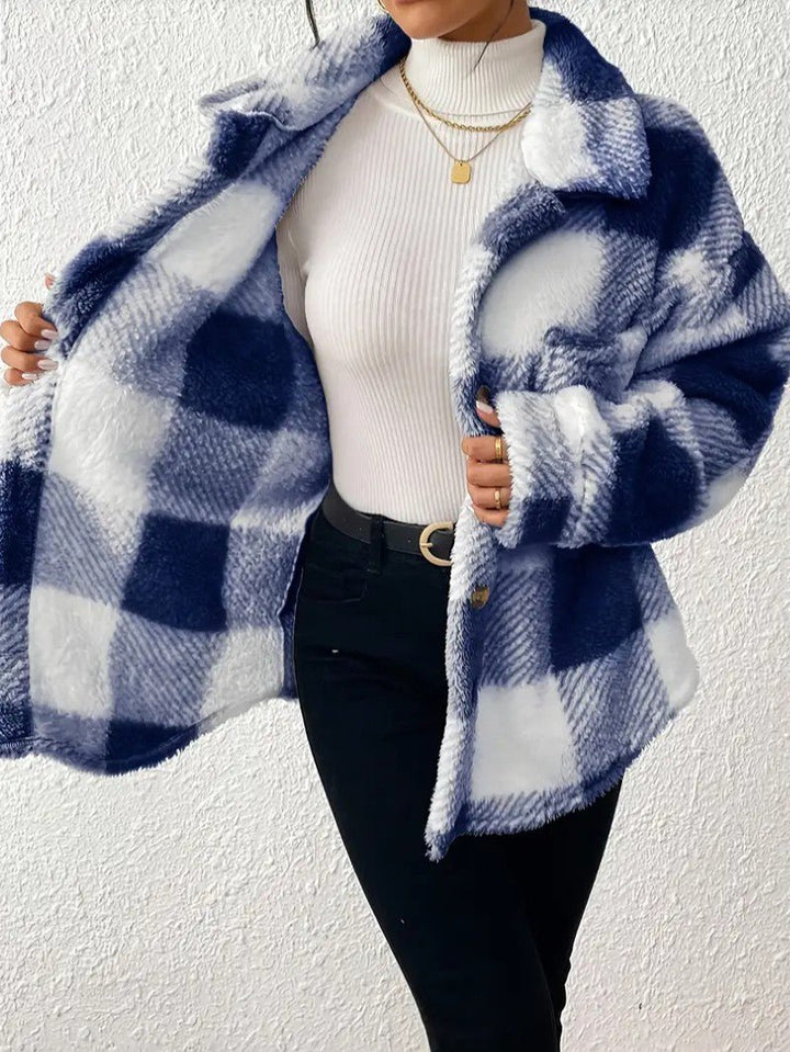 Kuschelige Annika Teddy-Jacke in blau-weißem Karomuster mit Kragen und Knopfleiste für einen stylischen Winter-Look.