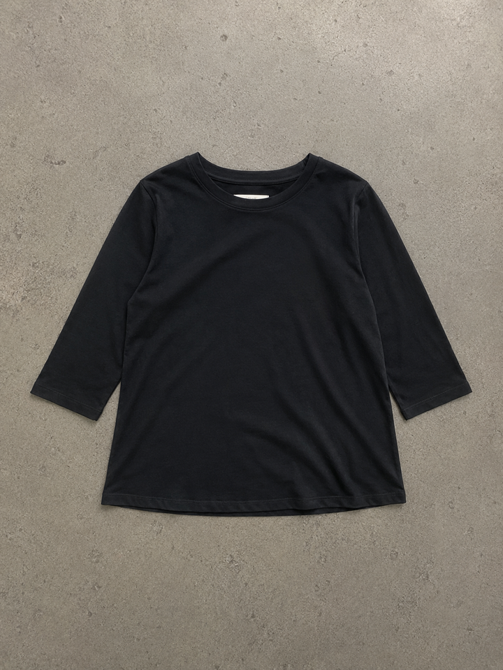 Schwarzes Annika Damen-Shirt mit Rundhals und Halbarm-Ärmeln aus weichem, fließendem Material in lockerer Passform.