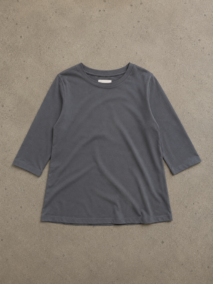 Dunkelgraues Annika Damen-Shirt mit Rundhalsausschnitt und Halbarm-Ärmeln aus weichem, fließendem Material.