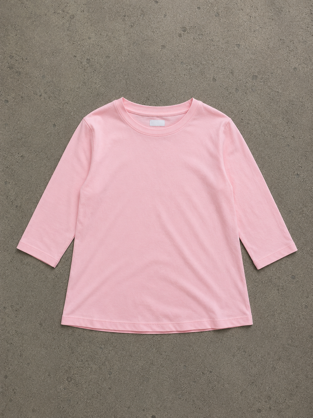 Hellrosa Damen-Shirt Annika mit Rundhalsausschnitt und Halbarm-Ärmeln aus weichem, fließendem Material.