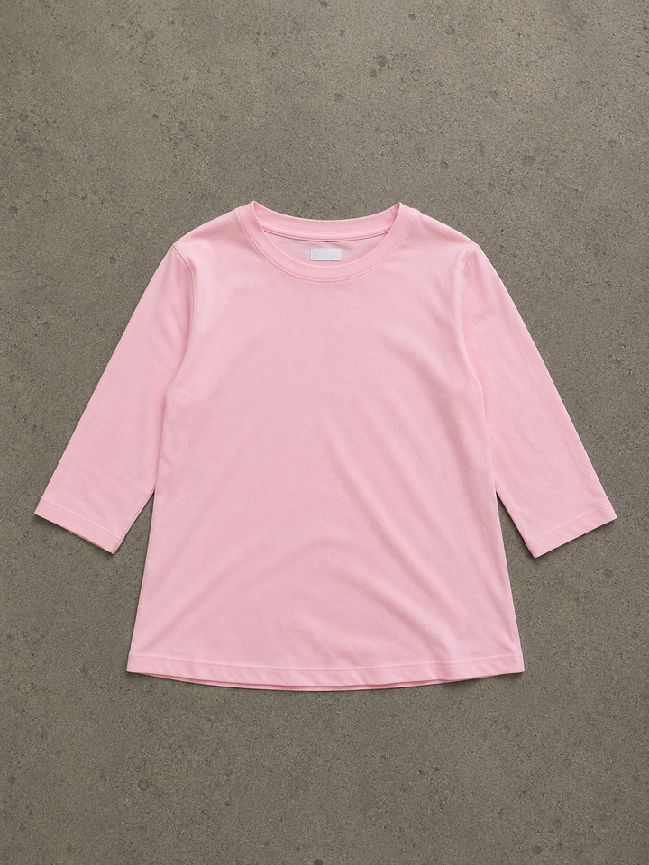 Hellrosa Damen-Shirt Annika mit Rundhalsausschnitt und Halbarm-Ärmeln aus weichem, fließendem Material.