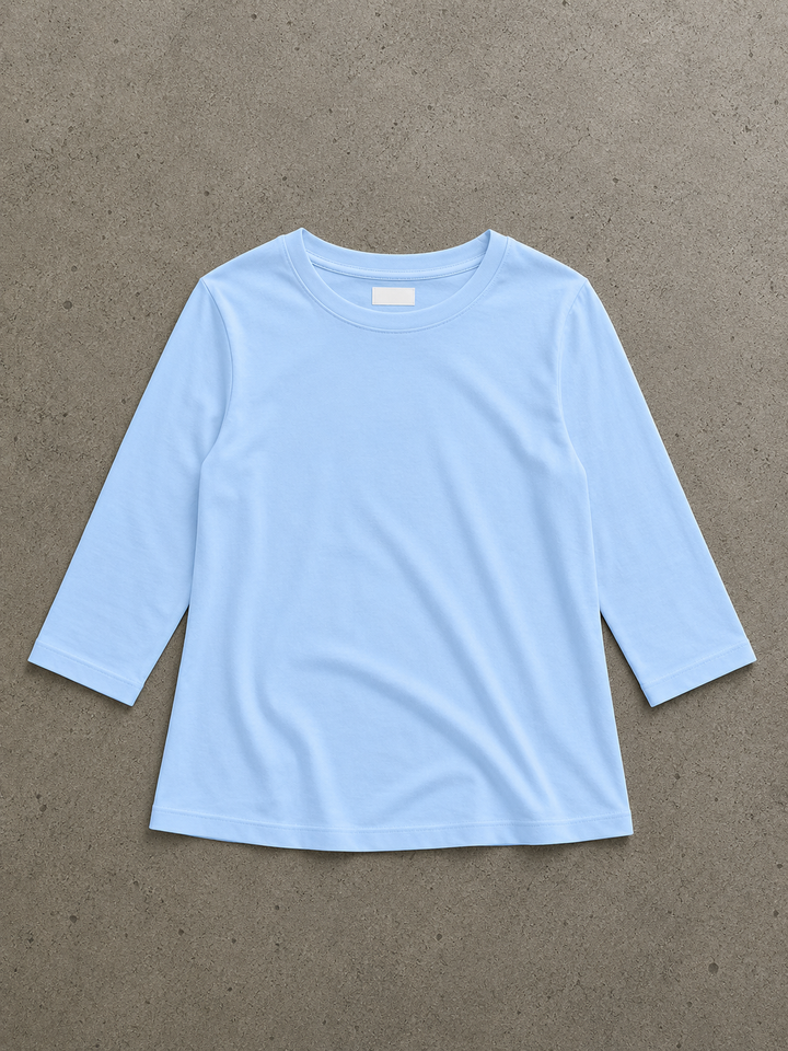 Hellblaues Damen-Shirt Annika mit Rundhalsausschnitt und Halbarm-Ärmeln aus weichem, fließendem Material.