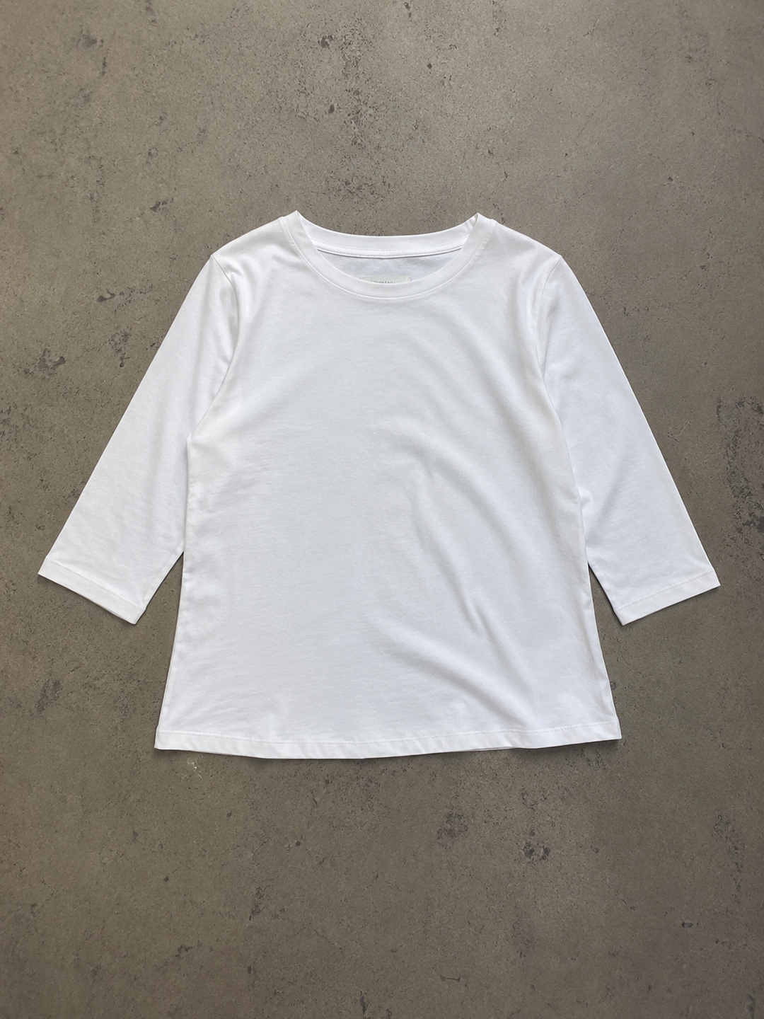 Weißes Damen-Shirt Annika mit Rundhalsausschnitt und Halbarm-Ärmeln aus weichem, fließendem Material.