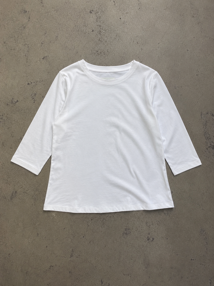 Weißes Damen-Shirt Annika mit Rundhalsausschnitt und Halbarm-Ärmeln aus weichem, fließendem Material.
