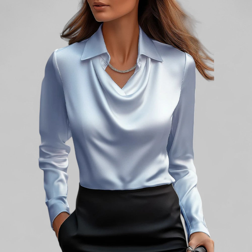 Annika hellblaue Satin-Langarmbluse mit elegantem Wasserfallausschnitt und Kragen