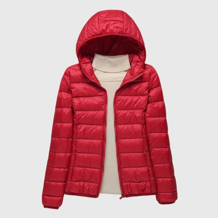Rote, leichte Damen-Steppjacke Anouk mit Kapuze und Reißverschluss über einem beigen Rollkragenpullover.