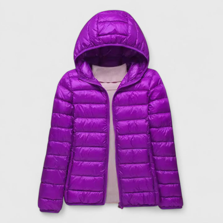 Violette, leichte Damen-Steppjacke Anouk mit Kapuze und durchgehendem Reißverschluss vor hellem Hintergrund.