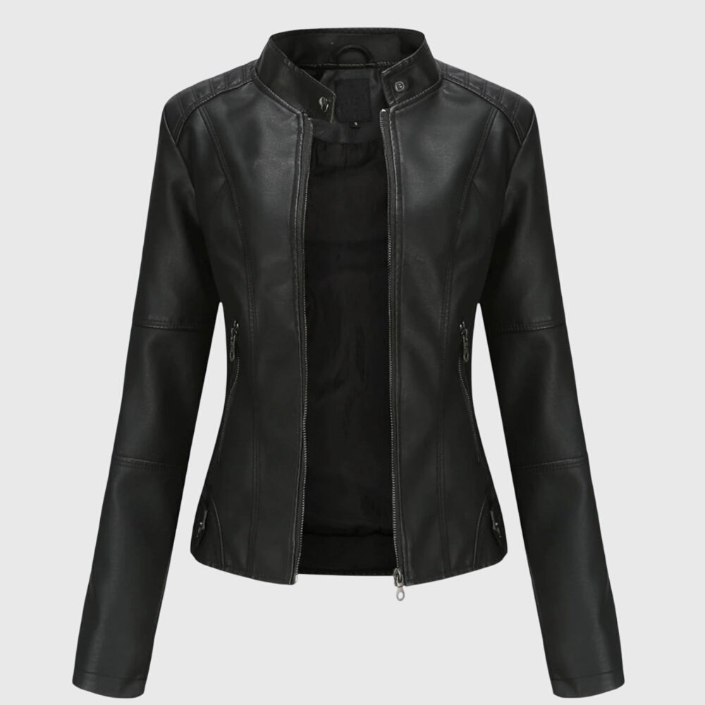 Taillierte schwarze Damen-Kunstlederjacke mit Stehkragen, Reißverschluss und Seitentaschen.