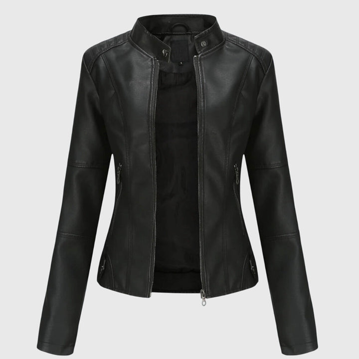 Taillierte schwarze Damen-Kunstlederjacke mit Stehkragen, Reißverschluss und Seitentaschen.