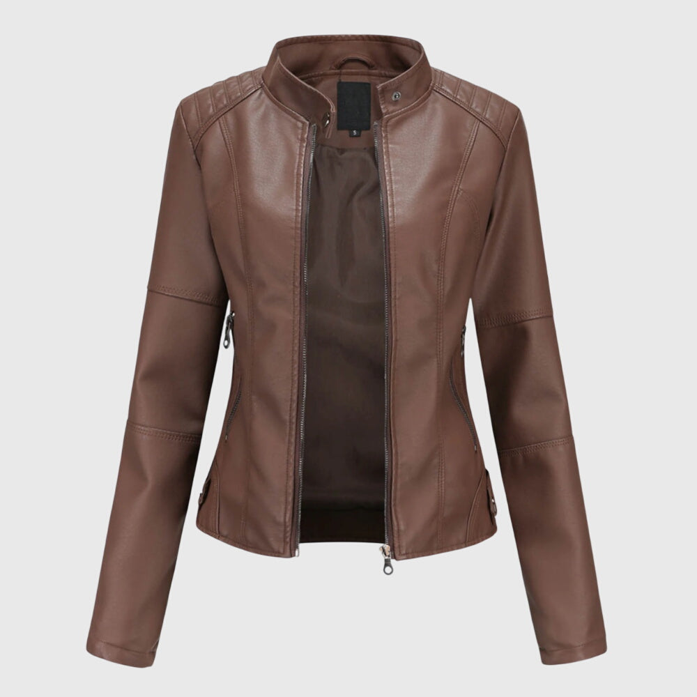 Taillierte Damen-Kunstlederjacke in Braun mit Stehkragen, Reißverschluss und gesteppten Schulterdetails.