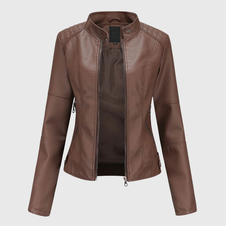 Taillierte Damen-Kunstlederjacke in Braun mit Stehkragen, Reißverschluss und gesteppten Schulterdetails.