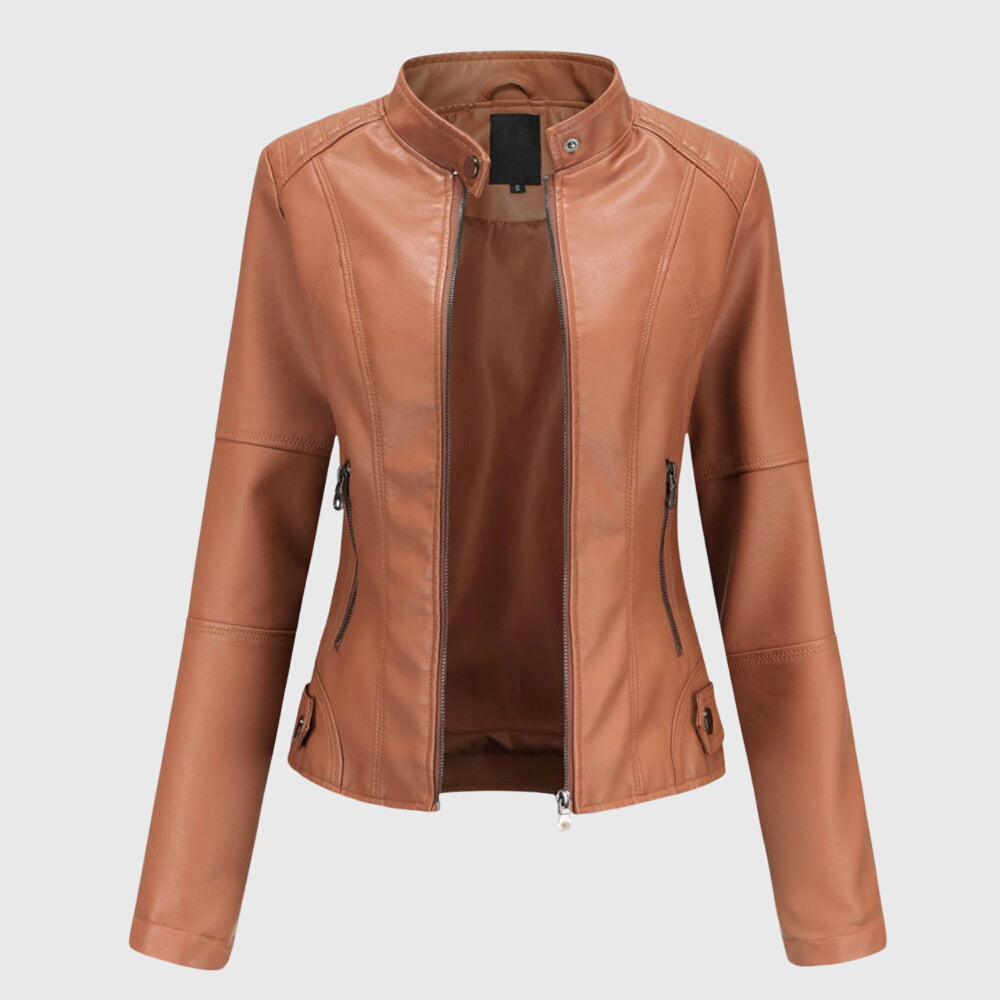 Taillierte Damen-Kunstlederjacke in Braun mit Stehkragen, Reißverschluss und seitlichen Taschen.