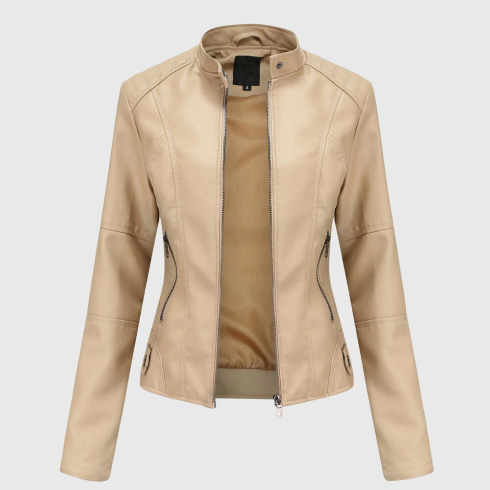 Taillierte Damen-Kunstlederjacke in Beige mit Stehkragen, Reißverschluss und seitlichen Taschen.