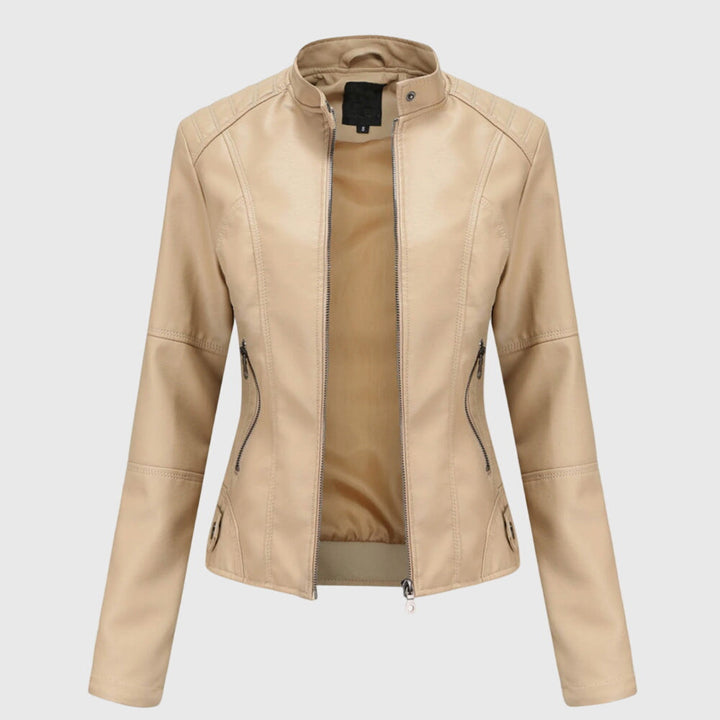 Taillierte Damen-Kunstlederjacke in Beige mit Stehkragen, Reißverschluss und seitlichen Taschen.