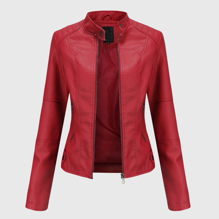 Taillierte rote Damen-Kunstlederjacke mit Stehkragen, durchgehendem Reißverschluss und seitlichen Taschen.