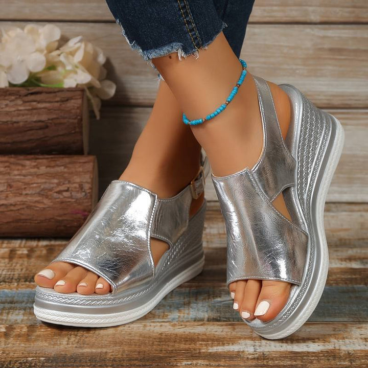Silberne Bianca Plateau-Keilsandalen aus Metallic-Leder mit Slingback-Riemen