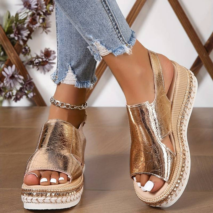 Bianca goldene Metallic-Keilsandalen mit Plateau-Sohle und Slingback-Riemen an den Füßen getragen.