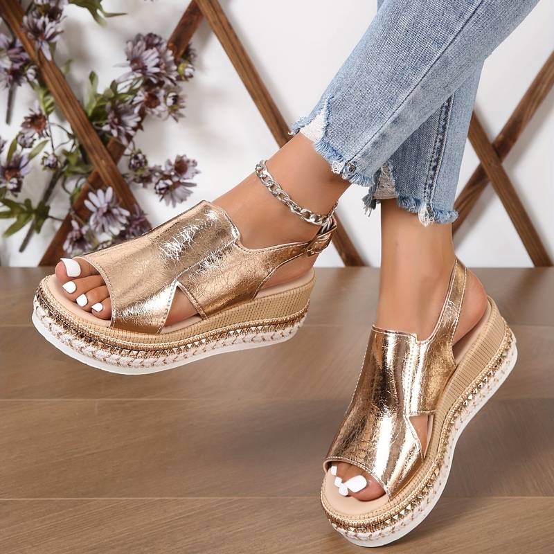 Goldene Bianca Plateau-Keilsandalen im Metallic-Look mit Slingback-Riemen zu Jeans getragen.