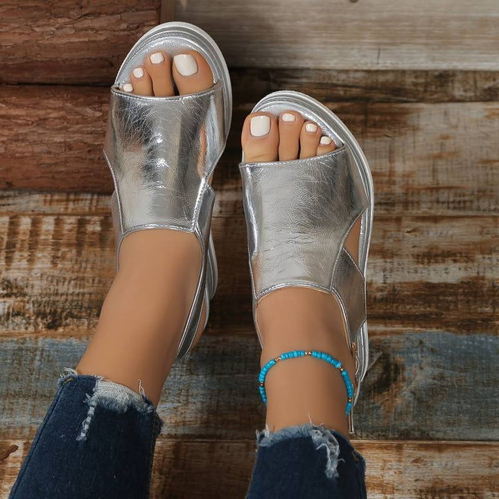 Silberne Bianca Plateau-Keilsandalen im Metallic-Look mit Slingback-Riemen