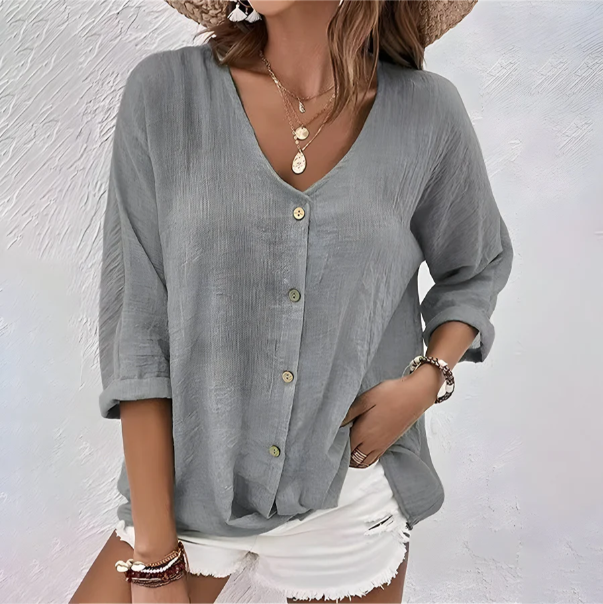 Graue Damen-Leinenbluse mit V-Ausschnitt, Knopfleiste und lässig gekrempelten Ärmeln für einen sommerlichen Look.