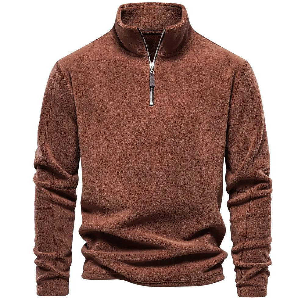 Brauner Herren-Fleece-Pullover mit modernem Stehkragen und praktischem Viertelreißverschluss für optimalen Tragekomfort.