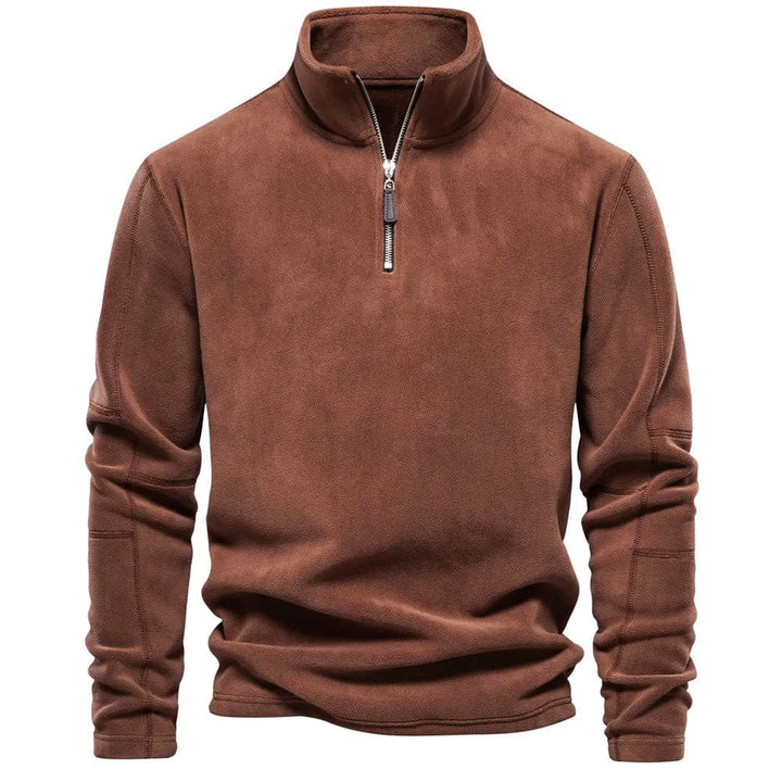 Brauner Herren-Fleece-Pullover mit modernem Stehkragen und praktischem Viertelreißverschluss für optimalen Tragekomfort.