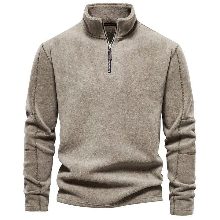 Beiger Herren-Fleece-Pullover mit Stehkragen und praktischem Viertelreißverschluss für einen modernen Freizeit-Look.