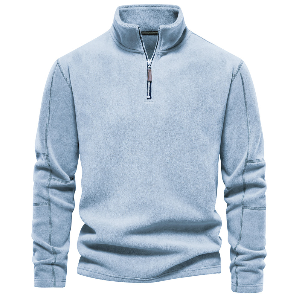 Hellblauer Herren-Fleece-Pullover Bruno mit Stehkragen, Viertelreißverschluss und weicher, wärmender Passform für den Alltag.