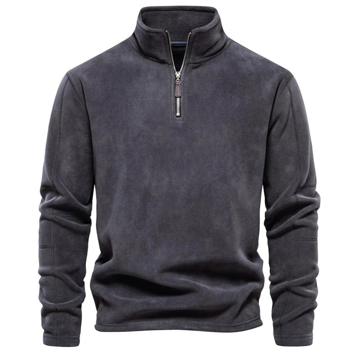 Dunkelgrauer Herren-Fleece-Pullover mit modernem Stehkragen und praktischem Viertelreißverschluss für optimalen Tragekomfort.