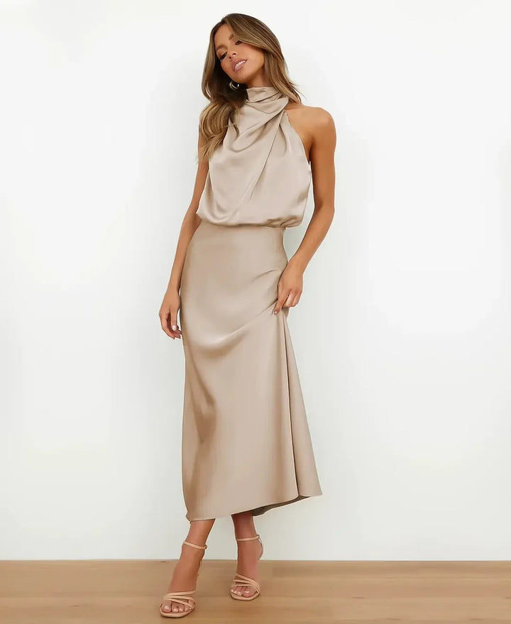 Carla Neckholder-Midikleid aus champagnerfarbenem Satin mit fließendem Rock