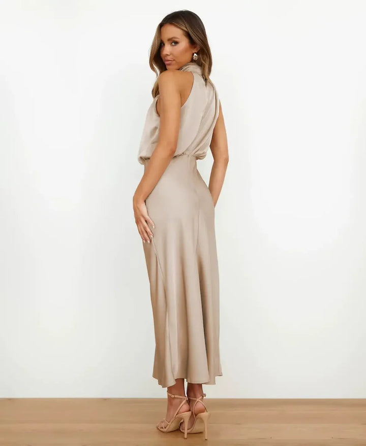 Carla Damen Satin Neckholder Midikleid in elegantem Beige von hinten gezeigt