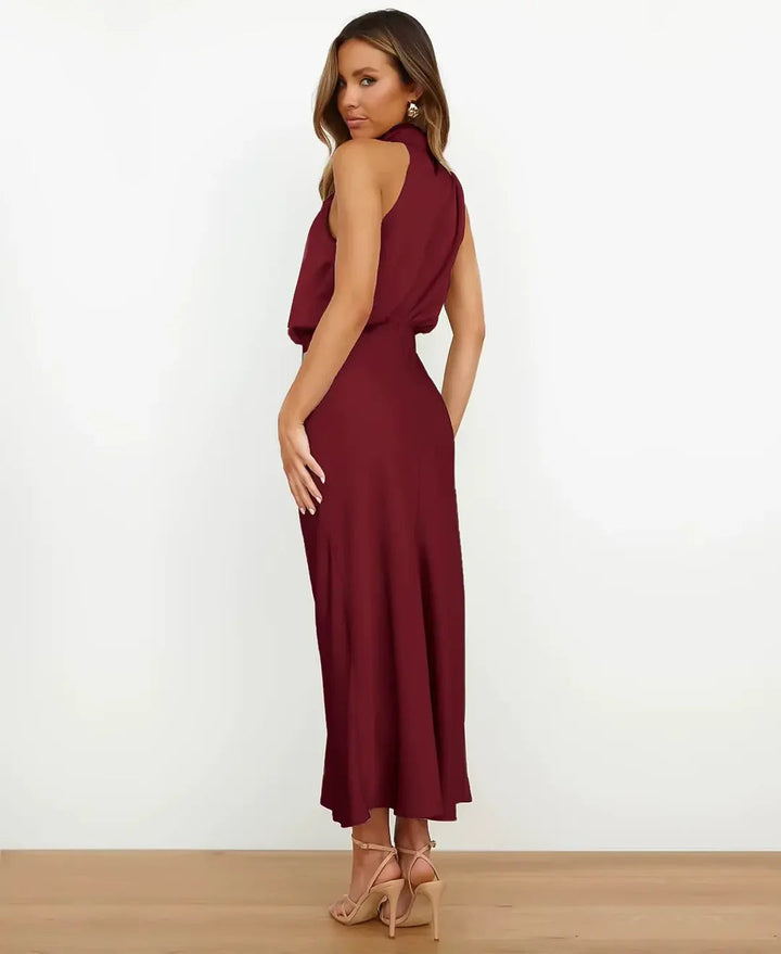 Carla Neckholder-Midikleid aus weinrotem Satin in eleganter Rückansicht