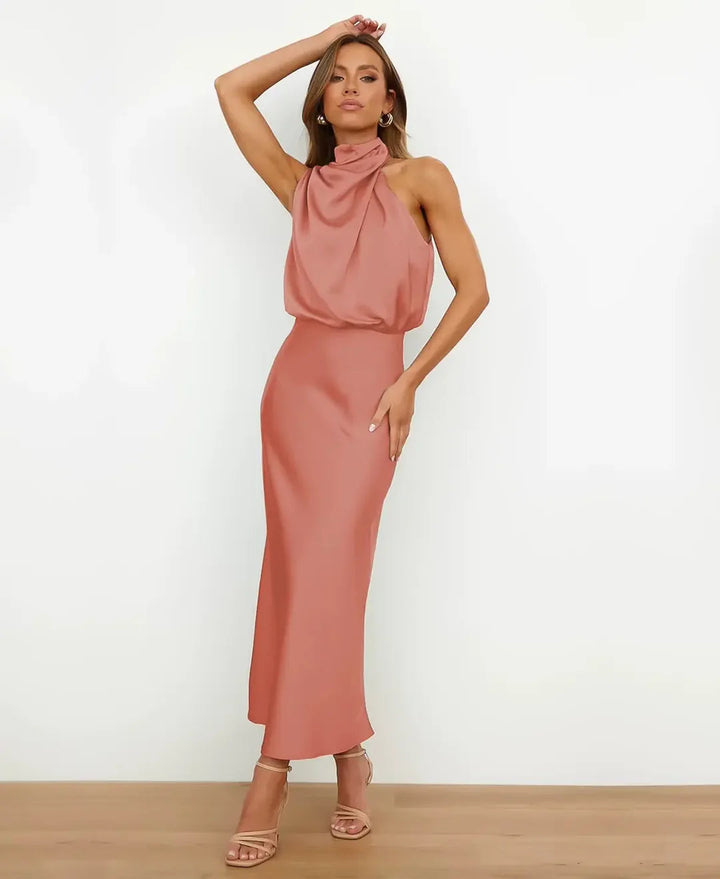Carla Neckholder-Midikleid aus altrosa Satin mit elegantem, fließendem Fall.