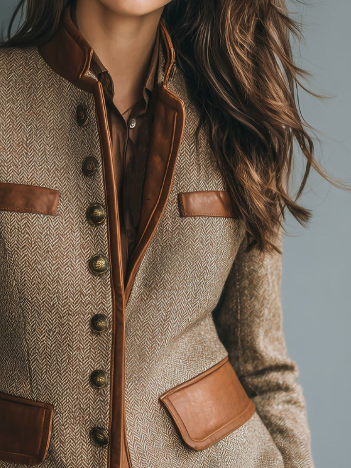 Taillierter Damen-Blazer in braunem Fischgrat-Tweed mit braunen Lederimitat-Details, Stehkragen und antikfarbenen Knöpfen.