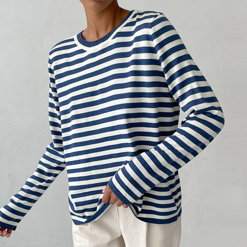 Damen-Pullover Clara mit blau-weißem Streifenmuster, Rundhalsausschnitt und lockerer Passform im maritimen Stil.