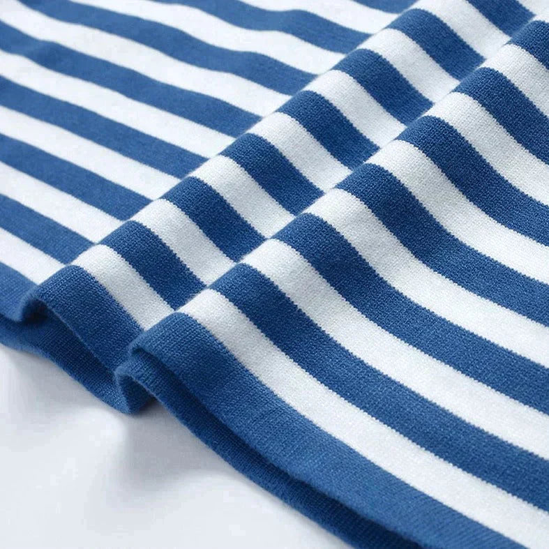 Damenpullover Clara mit blau-weißem Streifenmuster im maritimen Stil aus weichem Strickmaterial.