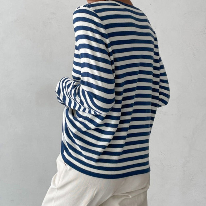 Damen-Pullover Clara mit blau-weißem Streifenmuster, Rundhalsausschnitt und lockerer Passform im maritimen Stil.
