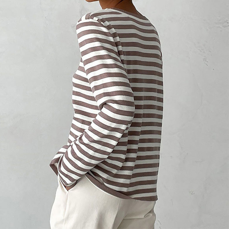 Damenpullover Clara mit braun-weißem Streifenmuster, Rundhalsausschnitt und lockerer Passform.