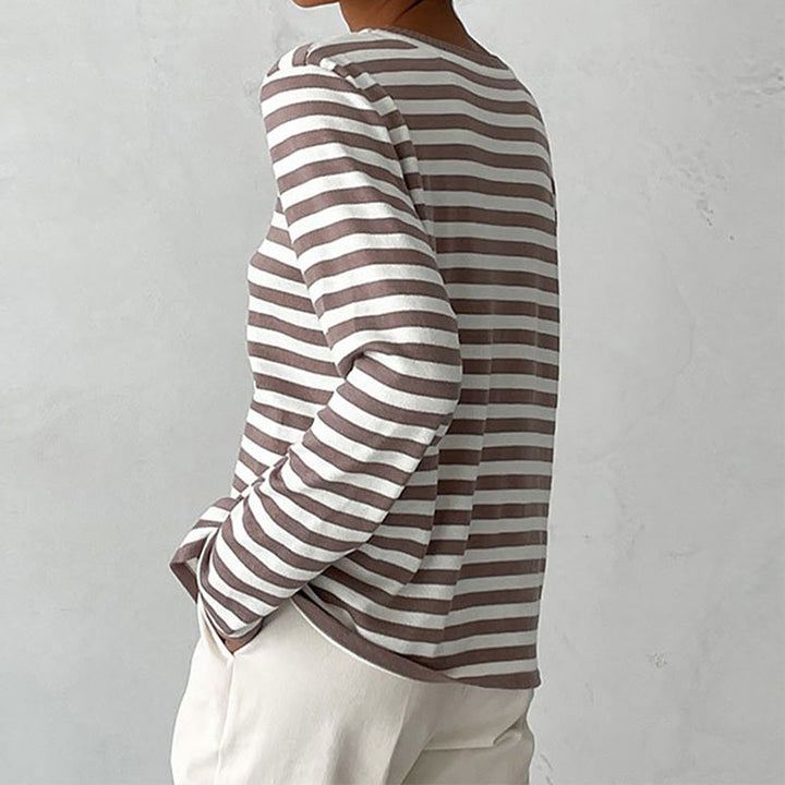 Damenpullover Clara mit braun-weißem Streifenmuster, Rundhalsausschnitt und lockerer Passform.